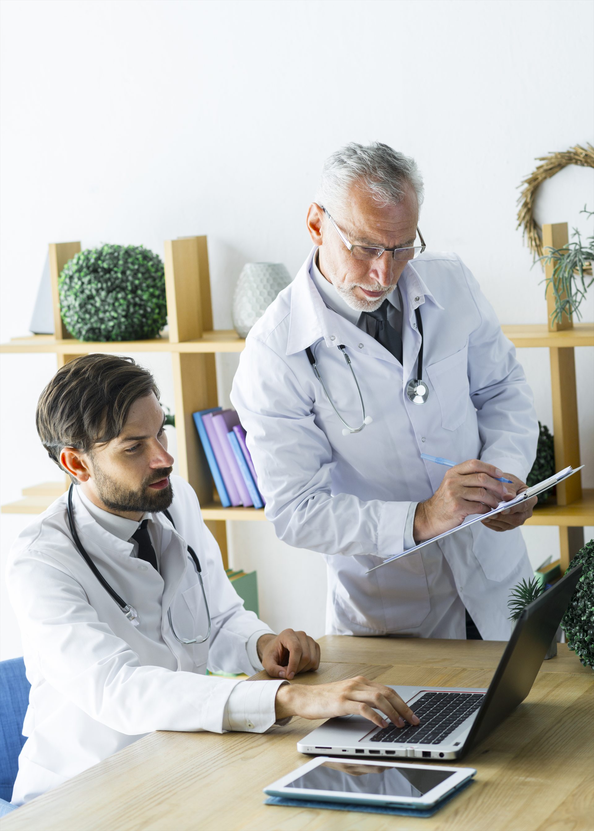 Dos profesionales de la salud en un entorno clínico.